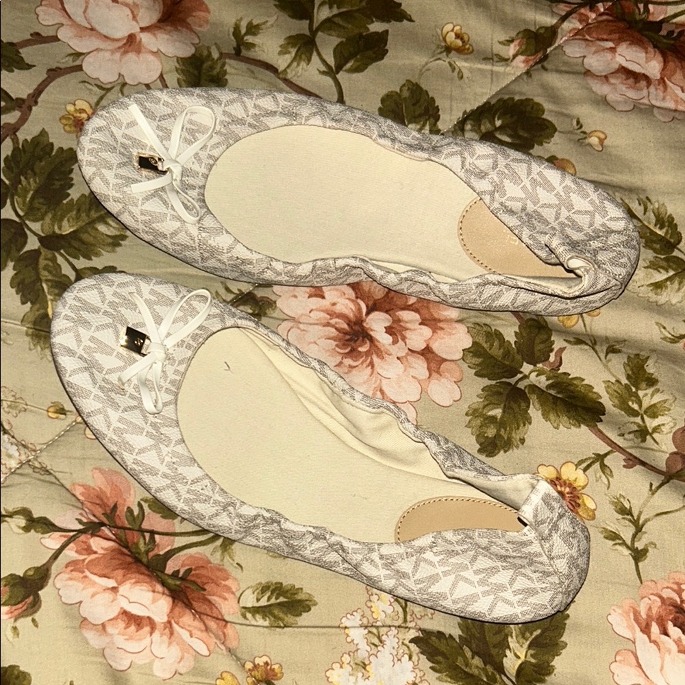 KORS Michael Kors Gray Flats with Elegant Design